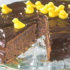 En saftig chokladkaka med blank glasyr, dekorerad med små gula kycklingar. En perfekt påsktårta för alla chokladälskare!
