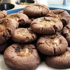 En hög med sega chokladkakor med en härlig kolakärna och strössel av flingsalt. Perfekta för fikat!