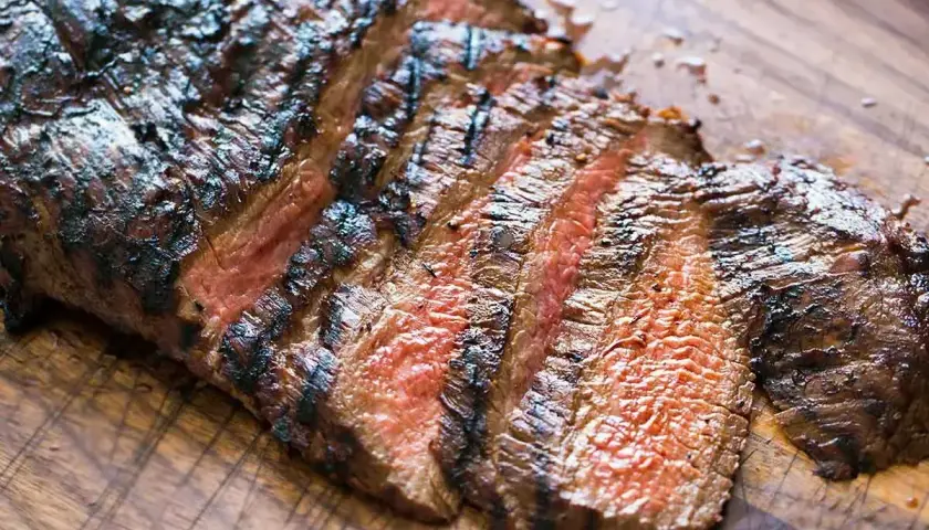 Perfekt grillad flankstek med saftiga, rosa skivor och härliga grillränder. En dröm för alla som älskar att grilla!