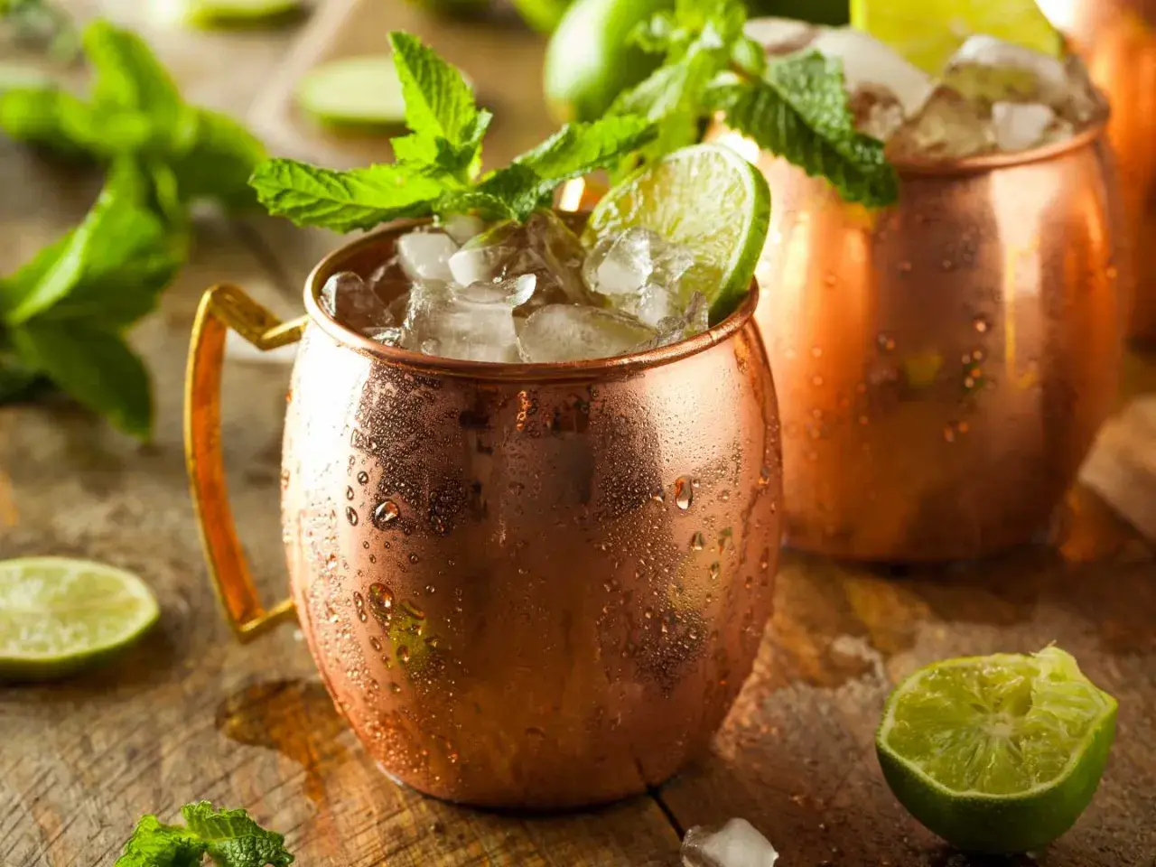 En iskall mexican mule i kopparmugg med lime och mynta.