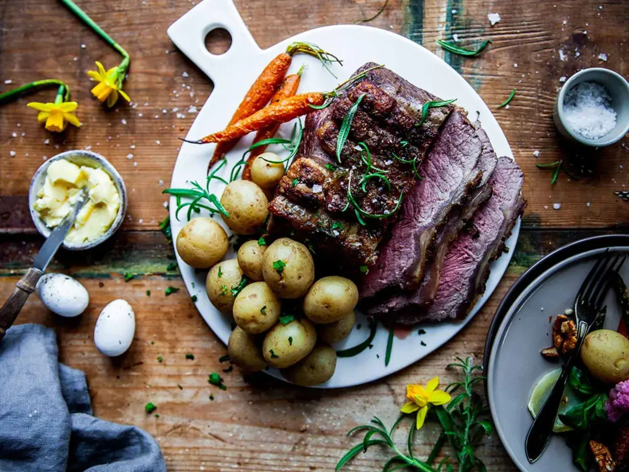 En saftig biff med en härlig kryddig kappa, serverad med småpotatis och morötter. En festmåltid!