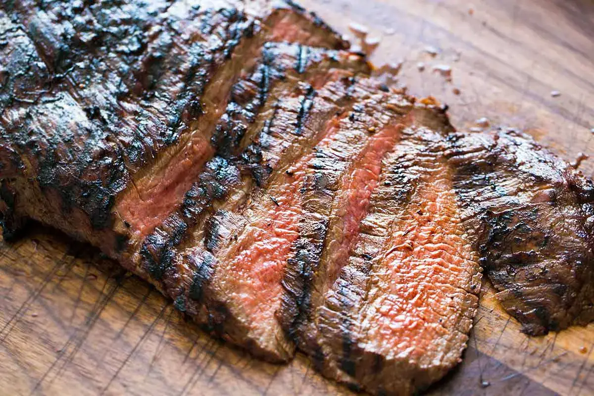Grillad flapsteak, perfekt medium-rare, med härliga grillränder. En dröm för köttälskaren.