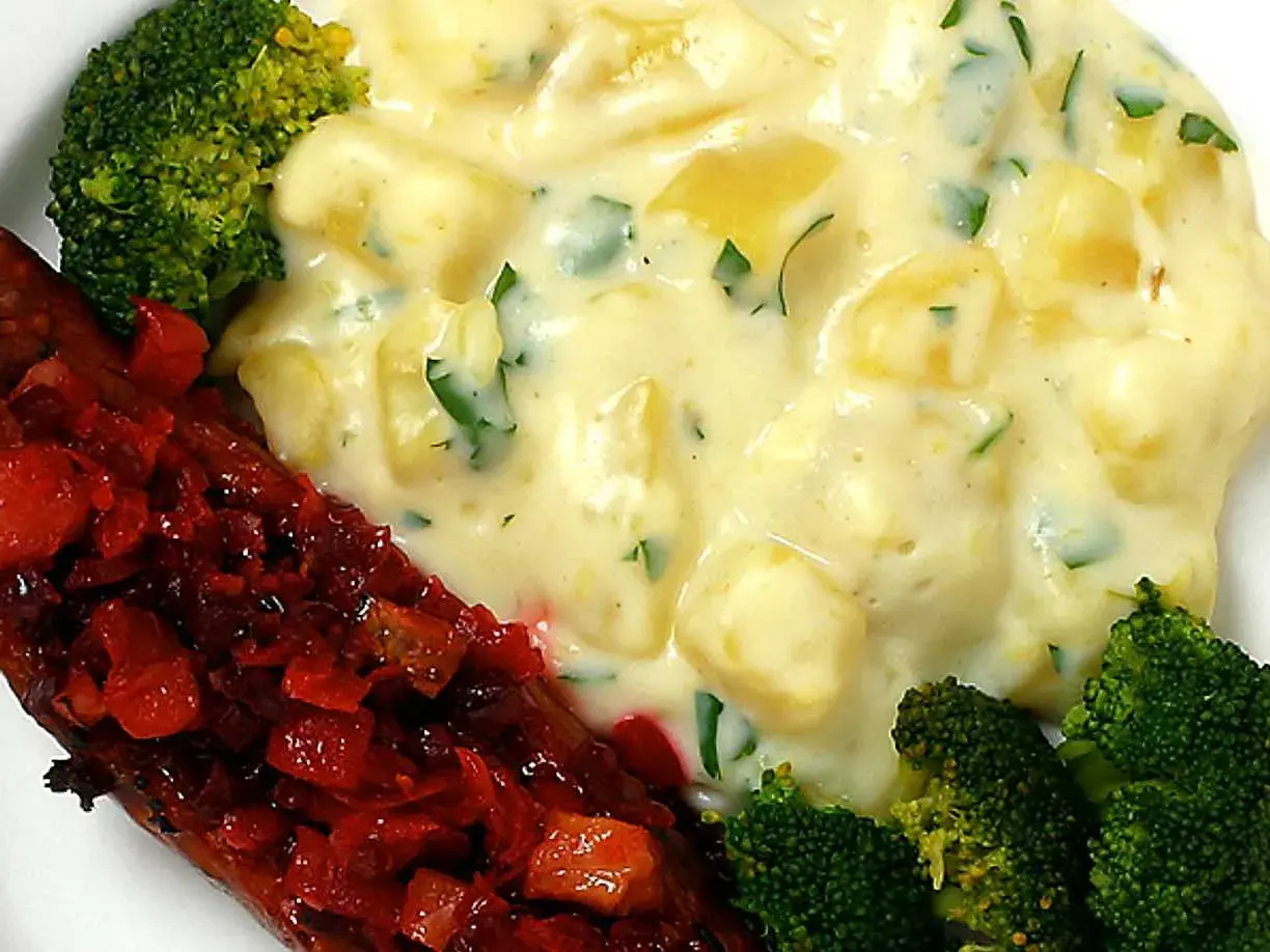 Isterband i ugn med krämig potatis, broccoli och rödbetsallad. En klassisk svensk rätt som värmer själen.