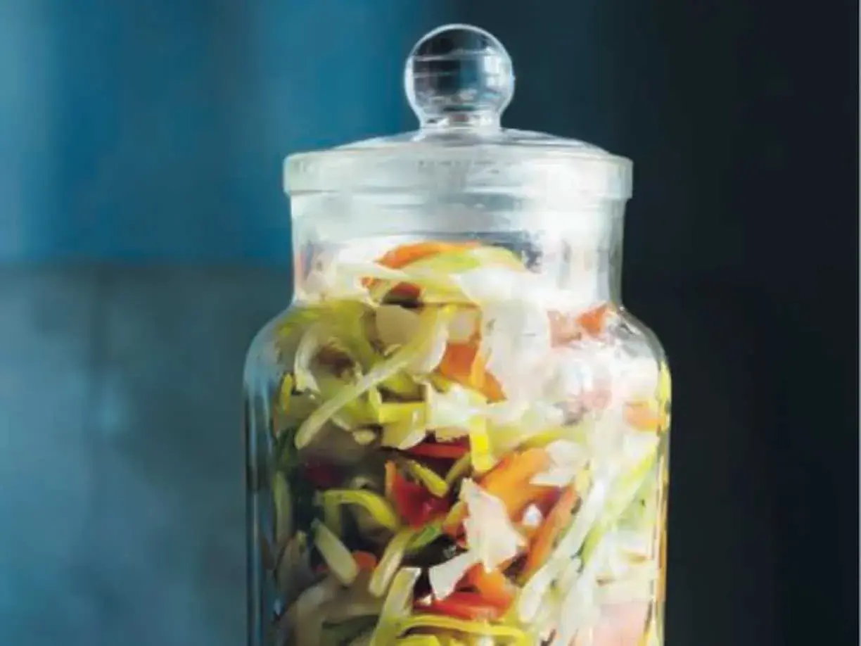 En glasburk fylld med färgglada grönsaker, redo för en 3 veckors sallad.