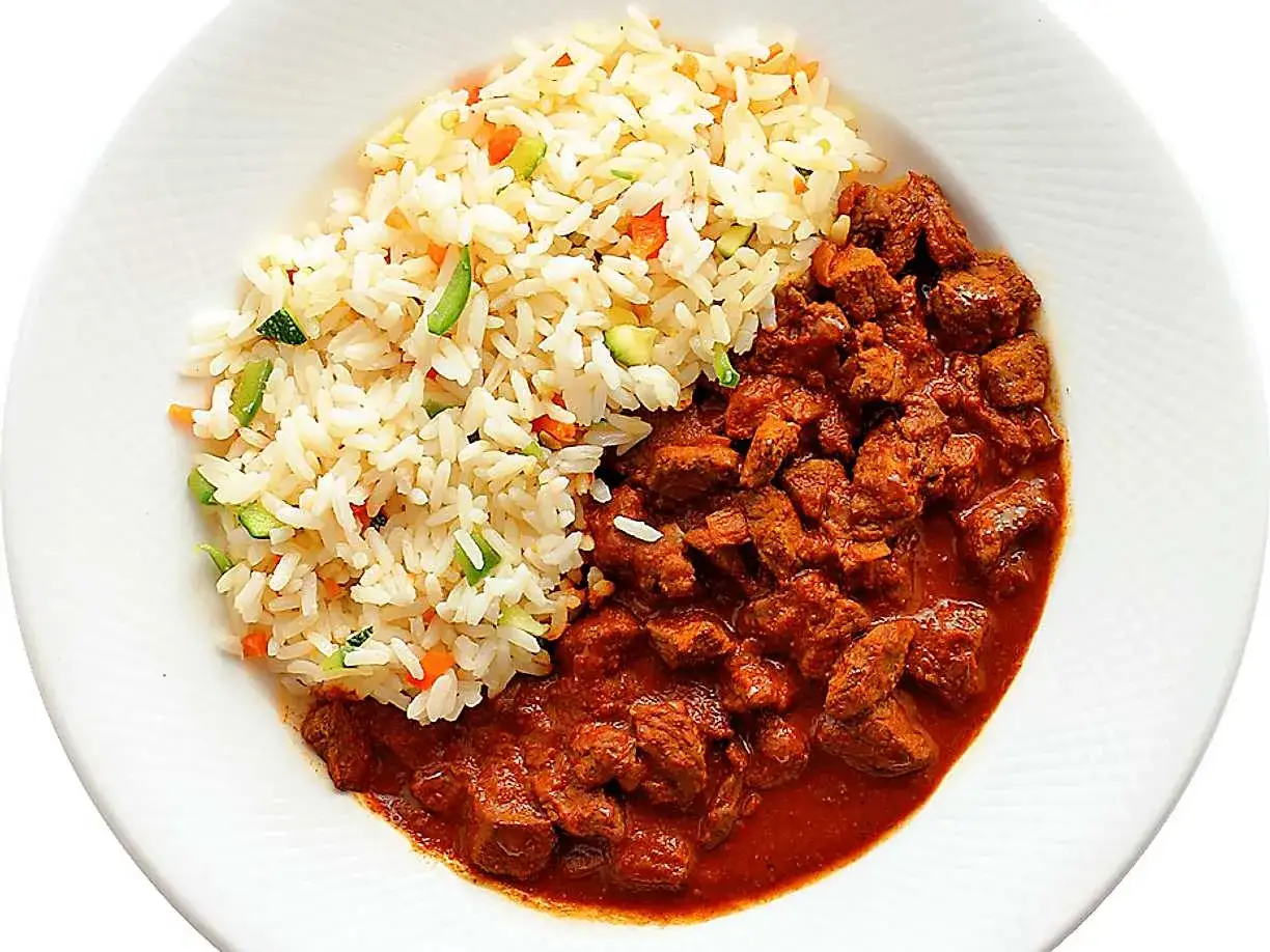 En portion ungersk gulasch med ris och grönsaker. Köttet är mört och såsen smakrik.