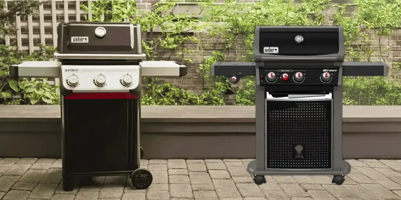 Två Weber portabel grill står på en stenlagd uteplats. En med svarta sidobord och en med vita.