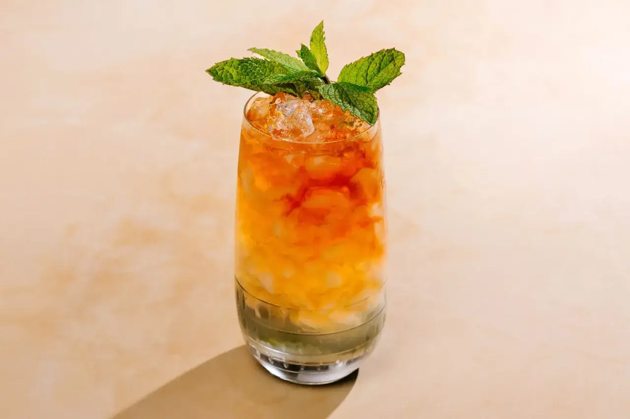 En uppfriskande drink med is och mynta, som påminner om en old cuban.