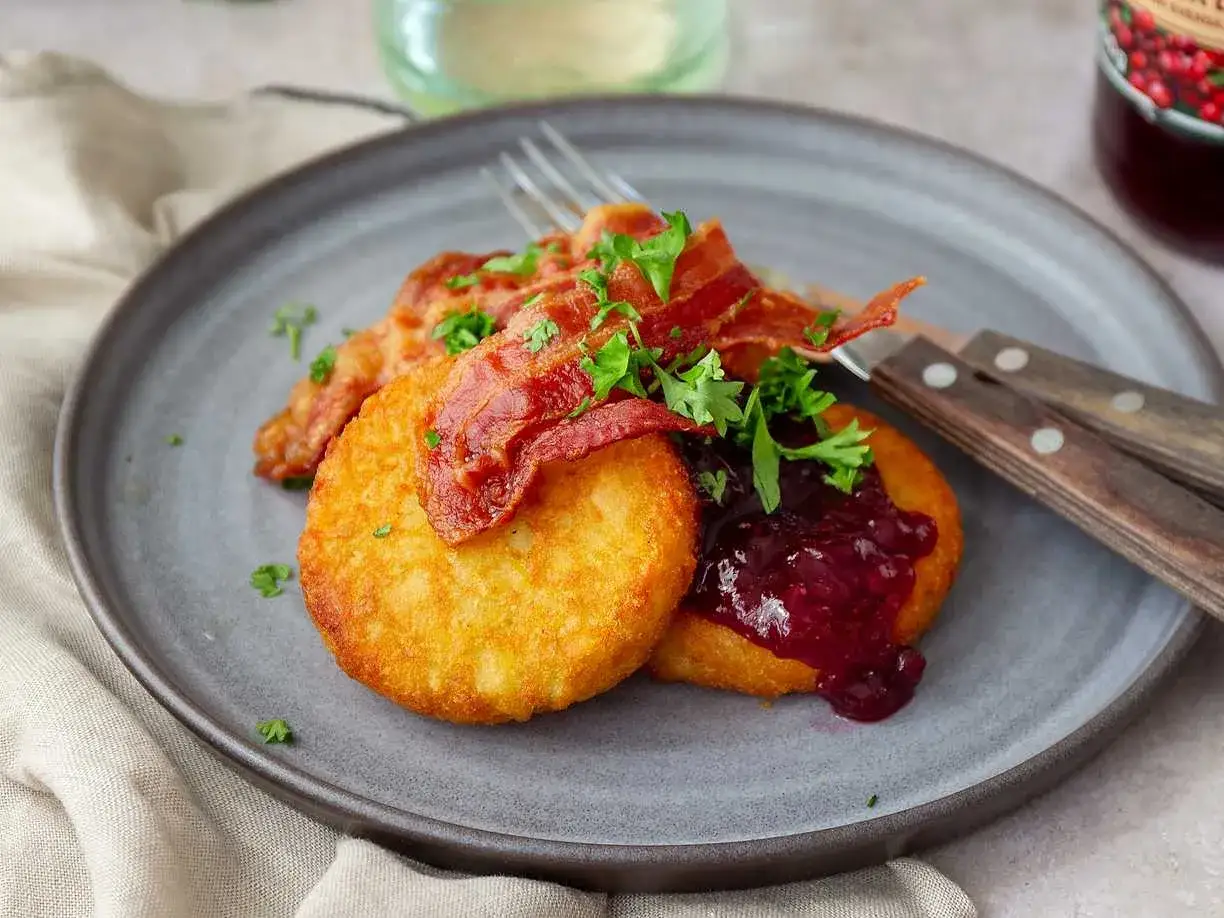 Krispiga potatisbullar airfryer med knaperstekt bacon, lingonsylt och persilja. En klassisk svensk rätt som blir perfekt i airfryern.