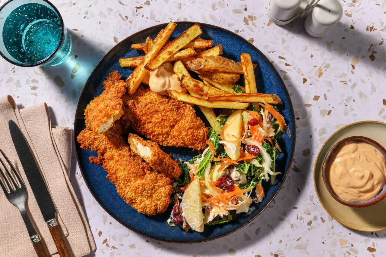 Krispiga kycklingfiléer med pommes frites, sallad och en krämig dipp. Perfekt för en härlig kväll med grillad hel kyckling-känsla.