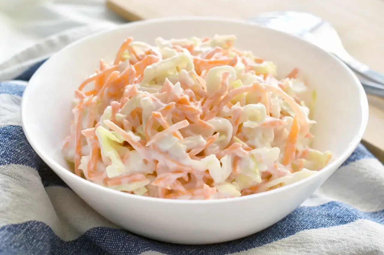 En sk&aring;l med kr&auml;mig coleslaw, gjord p&aring; strimlad vitk&aring;l och mor&ouml;tter, ser ut att vara den godaste coleslawen n&aring;gonsin.