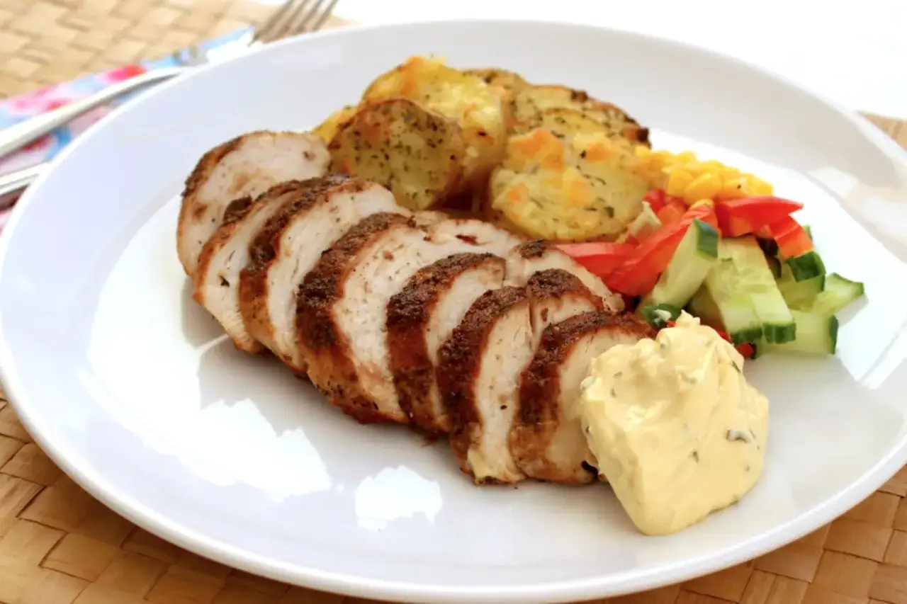 Skivad kallskuren kyckling med rostade potatisskivor, majs, paprika, gurka och en klick majonn&auml;s.