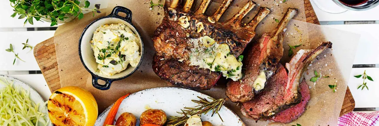 En saftig grillad lammkarré med vitlök och örtsmör, serverad med rostade rotfrukter och citron. Perfekt för en sommarkväll.