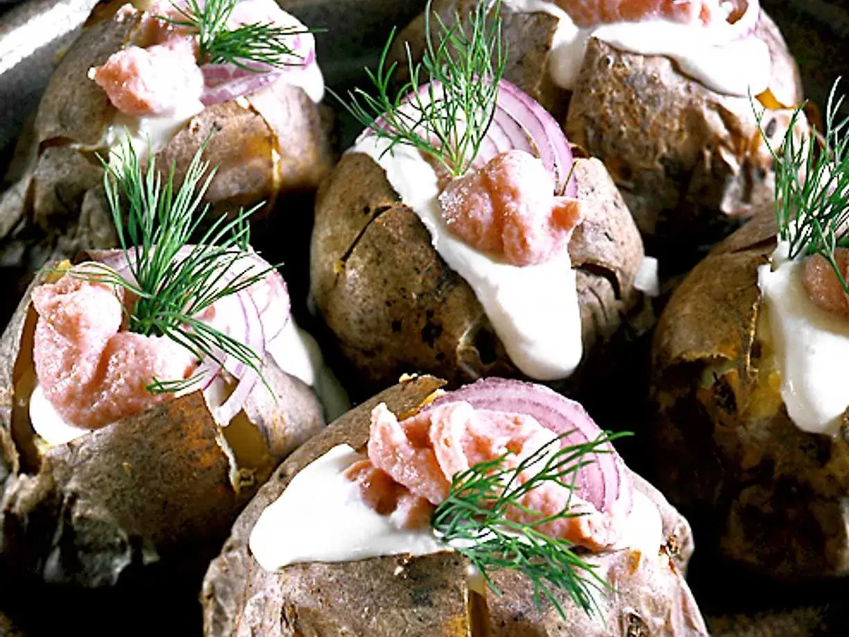 Bakad potatis med krämig fyllning, rödlök och dill. En härlig bakad potatis fyllning som ser utsökt ut.