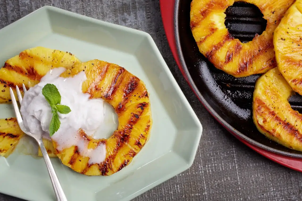 Grillad ananas med en fluffig kokosskum sifon och mynta. En h&auml;rlig dessert som sm&auml;lter i munnen.