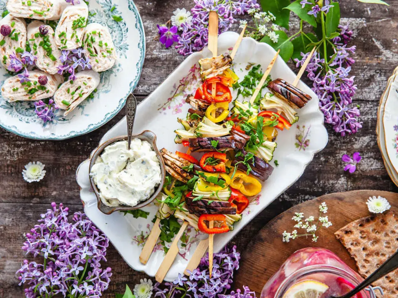 Sommarfest med vegetarisk grill p&aring; spett, serverad med kr&auml;mig dipp och syren. En h&auml;rlig buff&eacute; f&ouml;r alla sinnen.