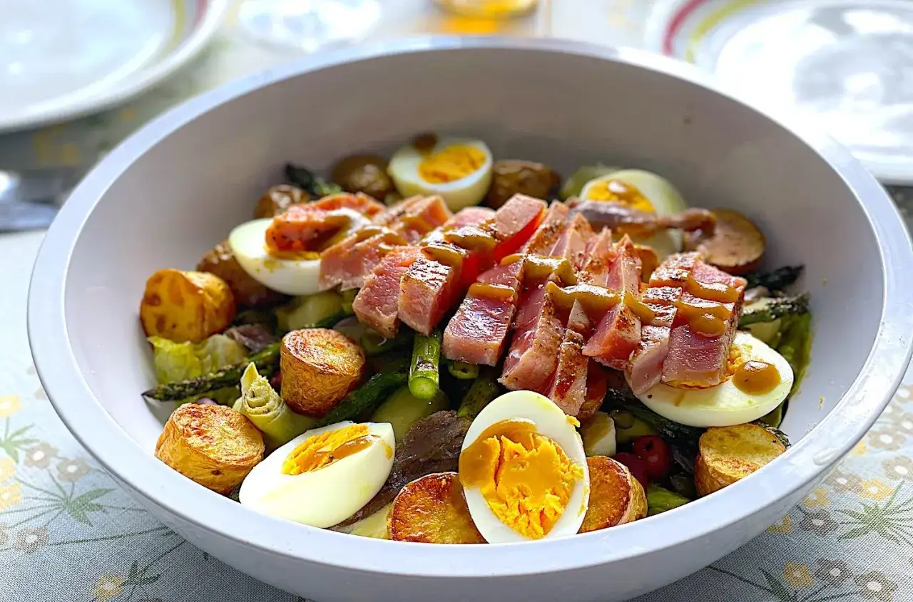 En härlig tonfisksallad med perfekt stekt tonfisk, ägg, potatis och gröna bönor. En fest för ögat och magen!